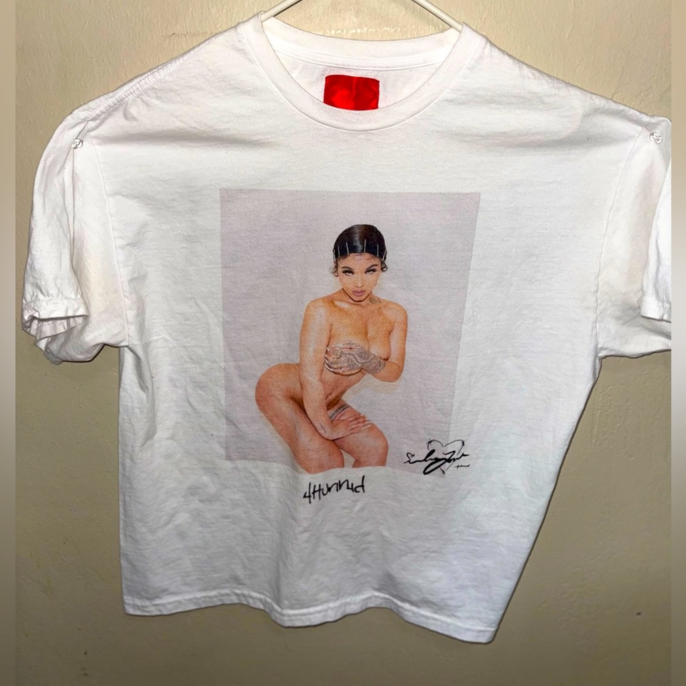 4HUNNID INDIA LOVE AUTOGRAPHED TEE-SHIRT. Size: Medium